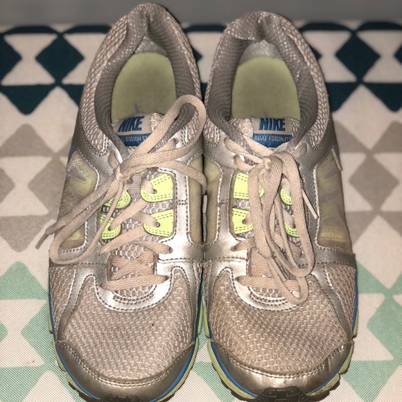 NIKE WOMENS TENNIS SHOES - Picture 3 of 4